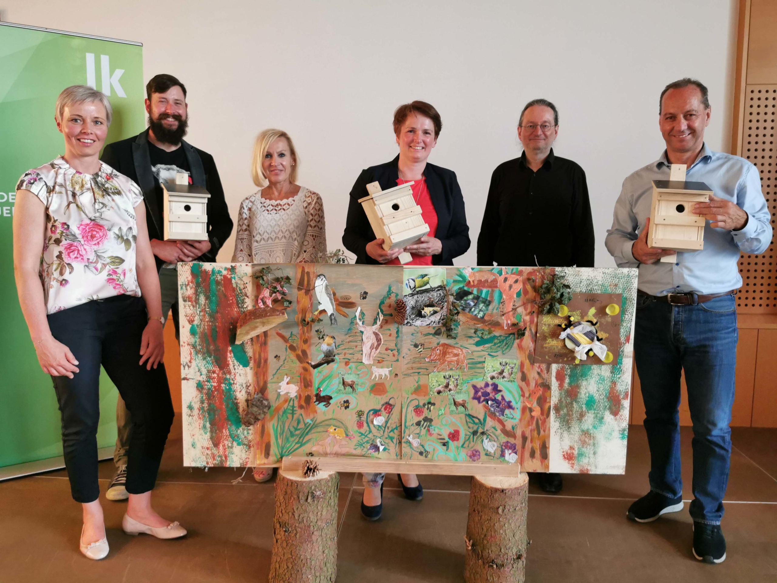 Foto_LK NÖ Zeichenwettbewerb_1.Platz Foto_LK NÖ Zeichenwettbewerb_1.Platz (v.l.): Kommunikationsdirektorin Daniela Morgenbesser, LKR Josef Laier, Eva Schmircher von der Egon Schiele VS Tulln, LK NÖ-Vizepräsidentin Andrea Wagner, Andreas Gruber von der Bildungsdirektion NÖ und Forstdirektor Werner Löffler gratulieren der 3. Klasse der Volksschule Winzendorf zum 1. Platz