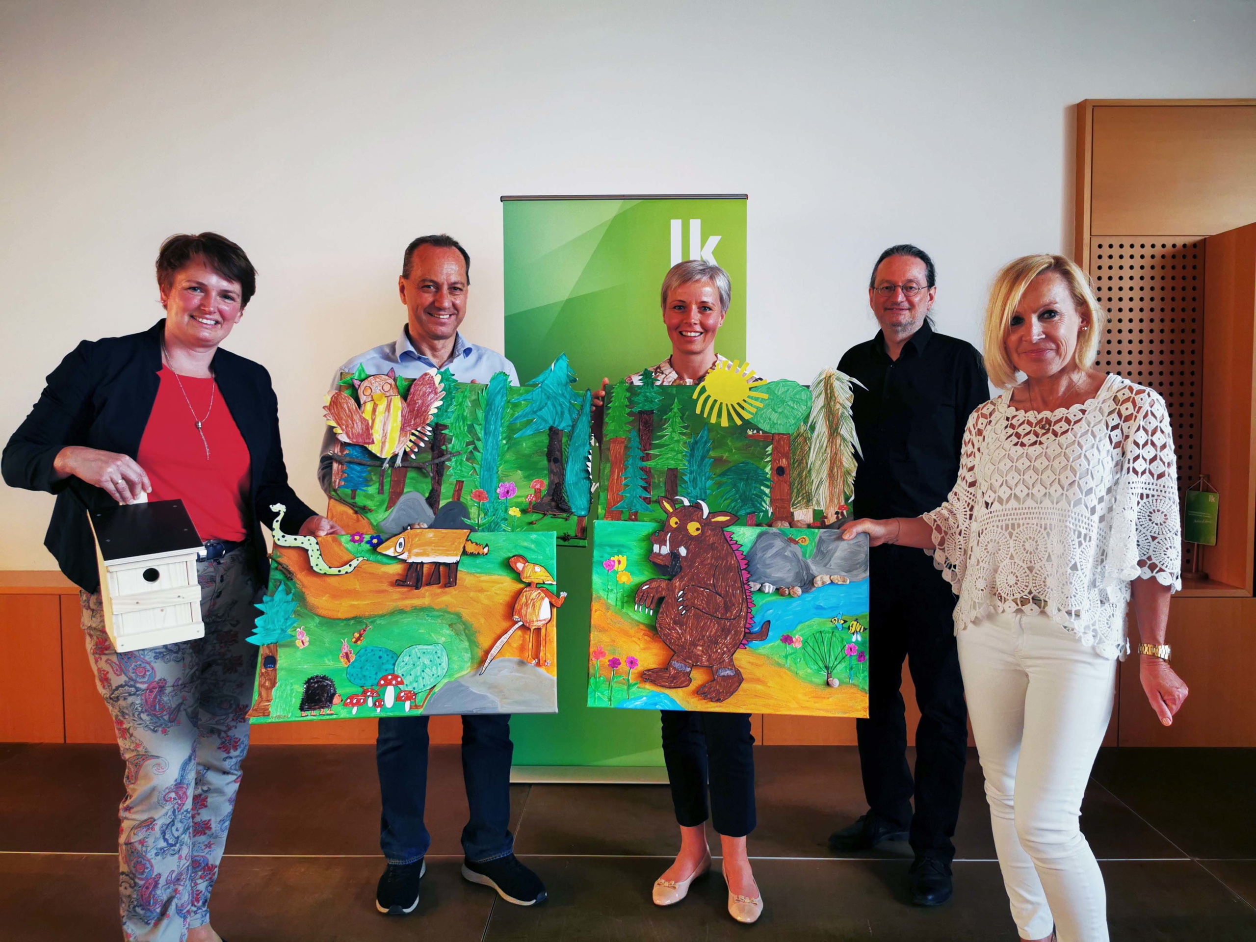 Foto_LK NÖ Zeichenwettbewerb_3.Platz Foto_LK NÖ Zeichenwettbewerb_3.Platz (v.l.): LK NÖ-Vizepräsidentin Andrea Wagner, Forstdirektor Werner Löffler, Kommunikationsdirektorin Daniela Morgenbesser, Andreas Gruber von der Bildungsdirektion NÖ und Eva Schmircher von der Egon Schiele VS Tulln gratulieren der 1b Klasse der Volksschule Markersdorf-Haindorf zum 3. Platz